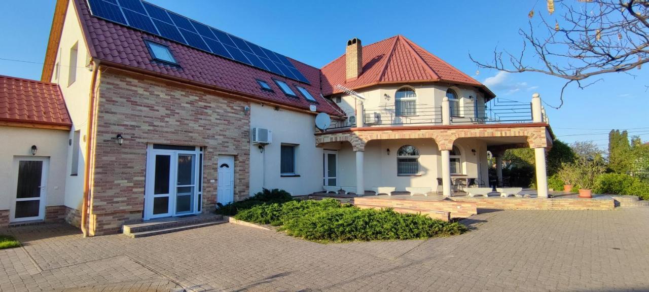 Village Garden Family Guest House Tiszakanyár Exterior foto